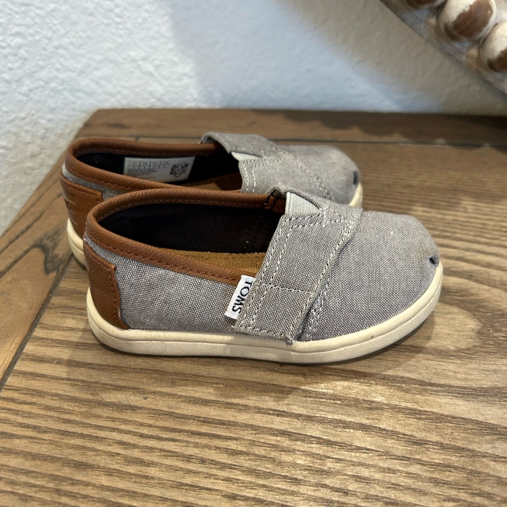Baby Toms shoes size 5